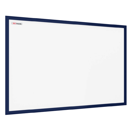 Biała tablica suchościeralna magnetyczna 120x90 cm w ramie drewnianej lakierowanej w kolorze granatowym