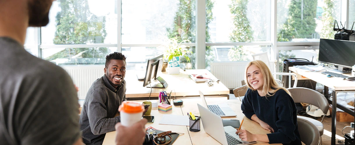 Coworking — na czym polega i jak wykorzystywać tablice do efektywnej pracy w strefach współdzielonych