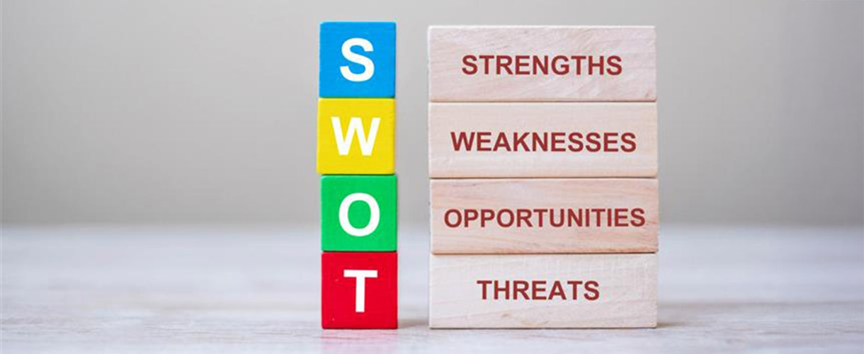 Analiza SWOT na tablicy – co to jest i jak skutecznie przeprowadzić ten proces? Przykłady i korzyści