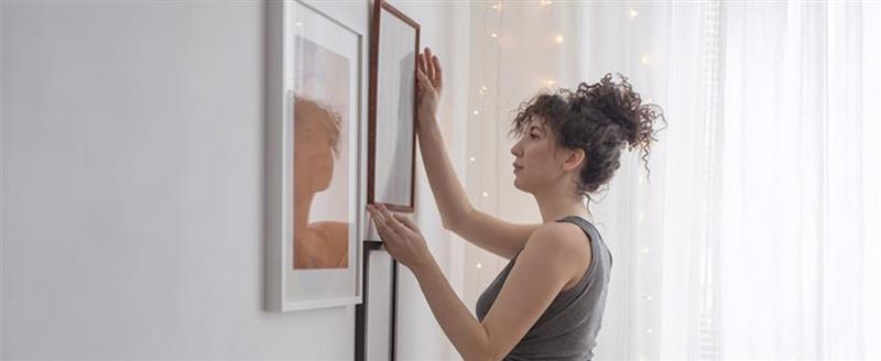 Jak powiesić obraz? Praktyczny poradnik dla każdego wnętrza